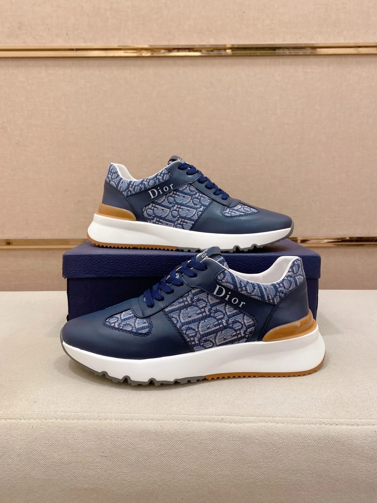 Factory price: 440💰[Dior·Dior] New casual sports style men's shoes, new spring and summer design, perfect workmanship, lace-up lazy style to create wardrobe quality, upper: imported first-layer cowhide, sheepskin lining is soft and comfortable, ultra-light TPU wear-resistant outsole, simple, versatile fashion men's shoes, excellent color code number 38--44. (Can be customized for 45 non-refundable)